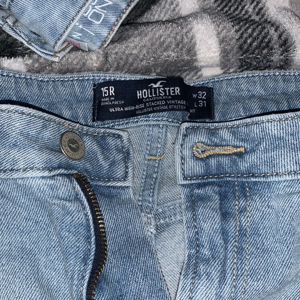 New jeans, worn once. Cute little rip on the upper thigh and curvy mom jean look - Picture 2 of 2